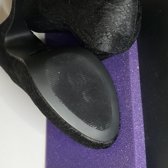 New Black Lace Maurices Pumps - Picture 2 of 4